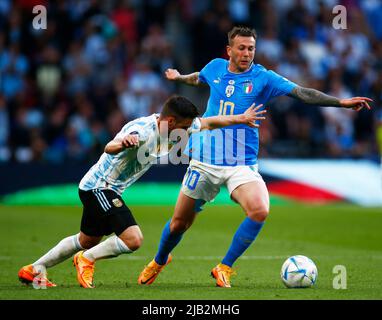 LONDON, ENGLAND - 01. JUNI: Federico Bernardeschi aus Italien tritt gegen den Argentinier Nicolas Tagliafico während des Finalissima CONMEBOL - UEFA Cup of Champions Stockfoto