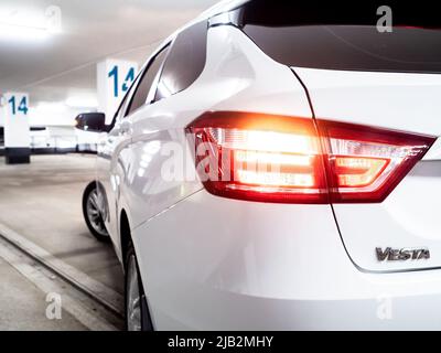 Moskau. Russland. 15. September 2021. Selektiver Fokus auf die Heckleuchte eines Lada Vesta SW-Fahrzeugs. Lada Vesta SW ist ein modernes schönes russisches Auto. Stockfoto