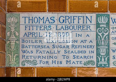 Eine Gedenktafel aus Keramik, die Thomas Griffin an der Wand des Watts Memorial to Heroic Self-Sacrifice im Postman’s Park, London, EC1 gewidmet ist Stockfoto