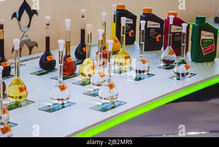 Kasan, Russland. 19.Mai 2022. Raffinerieprodukte. Maschinenöle. Benzin- und Dieselkraftstoff. Verschiedene Gase. Proben von chemischen Produkten in Glasflaschen. Produkte der TATNEFT Company Stockfoto