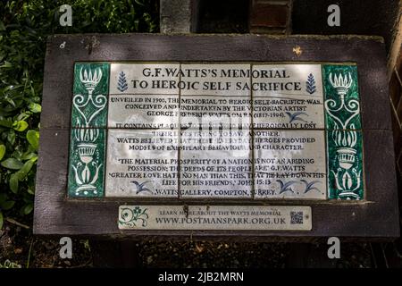 Ein Keramikfliesen-Schild am Watts Memorial to Heroic Self-Sacrifice im Postman’s Park, London, EC1 Stockfoto