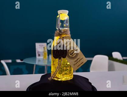 Kasan, Russland. 19.Mai 2022. Eine Flasche Sonnenblumenöl mit Stücken essbaren Goldes. Natürliches Sonnenblumenöl. Premium-Produkt Stockfoto