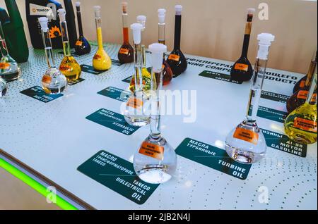 Kasan, Russland. 19.Mai 2022. Raffinerieprodukte. Maschinenöle. Benzin- und Dieselkraftstoff. Verschiedene Gase. Proben von chemischen Produkten in Glasflaschen. Produkte der TATNEFT Company Stockfoto