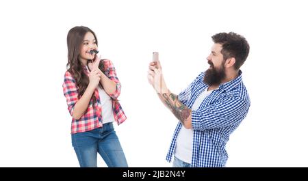 Glücklicher Vatertag für meinen Vater. Bärtiger Mann fotografieren Mädchen mit gefälschtem Schnurrbart. Vatertag Stockfoto