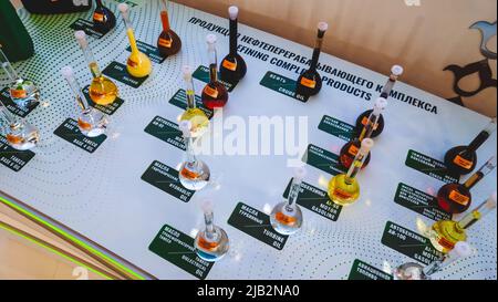 Kasan, Russland. 19.Mai 2022. Raffinerieprodukte. Maschinenöle. Benzin- und Dieselkraftstoff. Verschiedene Gase. Proben von chemischen Produkten in Glasflaschen. Produkte der TATNEFT Company Stockfoto