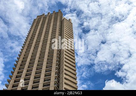 Eines der 3 brutalistischen Architekturbauwerke des Barbican Centre, einem vornehmen Wohnkomplex in der City of London, London EC2 Stockfoto