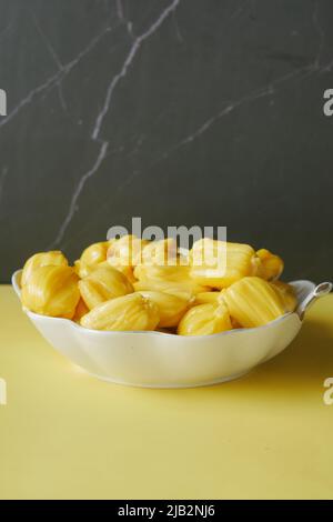 Scheibe Jackfruits in einer Schüssel auf dem Tisch. Stockfoto