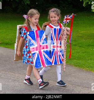 Leyland, Lancashire. Veranstaltungen in Großbritannien, 2. Juni 2022. Lilly und Gail bei der Parade zum Queens Jubilee Event Festival im Worden Park. 3 Tage Musik, Spaß, Genuss und Feier treffen mit dem Platinum Jubilee Weekend der Königin zusammen. Credit; MediaWorldImages/ AlamyLiveNews/ Stockfoto