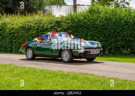 1975 70s 70er Jahre grün Triumph Spitfire in Leyland, Lancashire. Veranstaltungen in Großbritannien, 2. Juni 2022. Queens Jubilee Event Festivalparade im Worden Park. Stockfoto