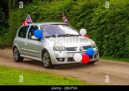 Silver Renault Scenic Dynamique VVT; Fahrzeugverkehr, bewegliche Fahrzeuge, Autos, Fahrzeug fahren auf britischen Straßen, Motoren, Fahren auf der Autobahn M6 UK Road eyland, Lancashire. Veranstaltungen in Großbritannien, 2. Juni 2022. Queens Jubilee Event Festivalparade im Worden Park. 3 Tage Musik, Spaß, Genuss und Feier treffen mit dem Platinum Jubilee Weekend der Königin zusammen. Credit; MediaWorldImages/ AlamyLiveNews/ Stockfoto