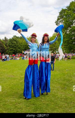 Leyland, Lancashire. Veranstaltungen in Großbritannien, 2. Juni 2022. Schwestern Karen & Suzie bei der Parade zum Queens Jubilee Event Festival im worden Park. 3 Tage Musik, Spaß, Genuss und Feier treffen mit dem Platinum Jubilee Weekend der Königin zusammen. Kredit; MediaWorldImages/AlamyLiveNews Stockfoto