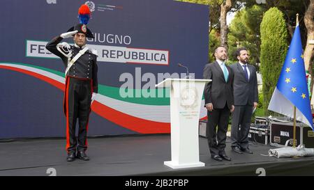 Izmir, Türkei. 1.. Juni 2022. Der Tag der Italienischen Republik ist die jährliche Veranstaltung 76., die nach zwei Jahren Pause aufgrund der Pandemie stattfinden wird, und wurde mit einem Empfang gefeiert, der vom italienischen Konsulat in Izmir organisiert wurde. Eine große Anzahl türkischer, italienischer und ausländischer Diplomaten, Geschäftsleute und die Gesellschaft haben an dem Empfang in einem Hotel teilgenommen, das vom italienischen Konsul von Izmir Valerio Giorgio ausgerichtet wurde. Valerio Giorgio, Konsul von Italien in Izmir, machte in seiner Rede auf die starke wirtschaftliche und kulturelle Interaktion zwischen den beiden Ländern aufmerksam. Kredit: İdil Toffolo/Alamy Live Nachrichten Stockfoto