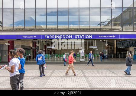 Menschen auf der Parcours an der Farringdon Station an der Elizabeth Line, die am 24.. Mai 2022 in der Cowcross St, London EC1 eröffnet wurde Stockfoto