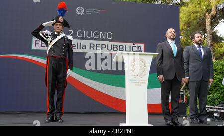 Izmir, Türkei. 1.. Juni 2022. Der Tag der Italienischen Republik ist die jährliche Veranstaltung 76., die nach zwei Jahren Pause aufgrund der Pandemie stattfinden wird, und wurde mit einem Empfang gefeiert, der vom italienischen Konsulat in Izmir organisiert wurde. Eine große Anzahl türkischer, italienischer und ausländischer Diplomaten, Geschäftsleute und die Gesellschaft haben an dem Empfang in einem Hotel teilgenommen, das vom italienischen Konsul von Izmir Valerio Giorgio ausgerichtet wurde. Valerio Giorgio, Konsul von Italien in Izmir, machte in seiner Rede auf die starke wirtschaftliche und kulturelle Interaktion zwischen den beiden Ländern aufmerksam. Kredit: İdil Toffolo/Alamy Live Nachrichten Stockfoto