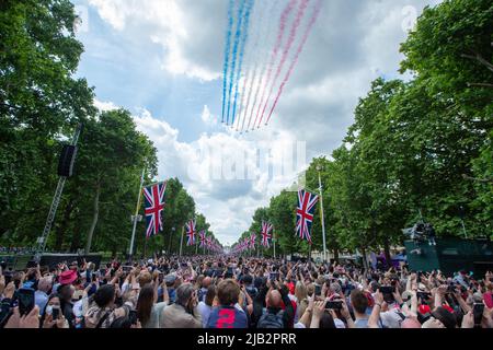 London, England, Großbritannien. 2.. Juni 2022. Während der Feierlichkeiten zum Platin-Jubiläum von Königin Elizabeth II. Fliegen rote Pfeile über die Mall. (Bild: © Tayfun Salci/ZUMA Press Wire) Stockfoto