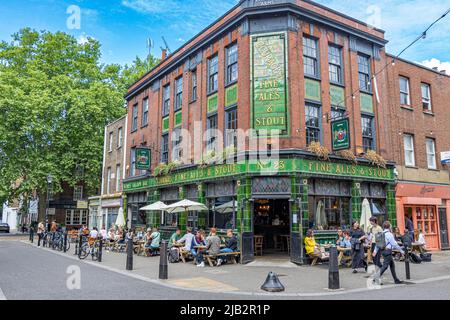 Leute, die einen Drink außerhalb des Exmouth Arms auf dem Exmouth Market, einer halbFußgängerstraße in Clerkenwell, London EC1, genießen Stockfoto