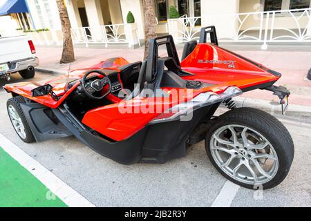 Miami Beach, Florida USA - 15. April 2021: Rote polaris-Schleuder, Eckansicht hinten. Stockfoto