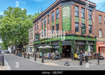 Leute, die einen Drink außerhalb des Exmouth Arms auf dem Exmouth Market, einer halbFußgängerstraße in Clerkenwell, London EC1, genießen Stockfoto