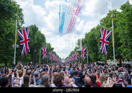 London, England, Großbritannien. 2.. Juni 2022. Während der Feierlichkeiten zum Platin-Jubiläum von Königin Elizabeth II. Fliegen rote Pfeile über die Mall. (Bild: © Tayfun Salci/ZUMA Press Wire) Stockfoto