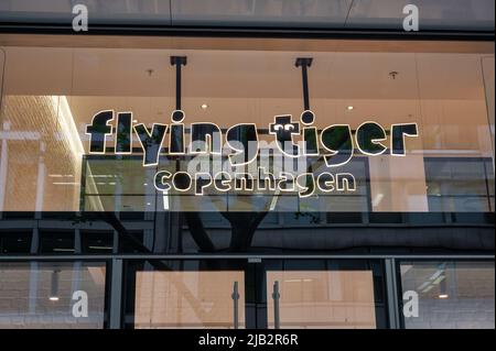 London, Großbritannien - 3. Mai 2022: Der Flying Tiger Store an der Tottenham Court Road in London Stockfoto