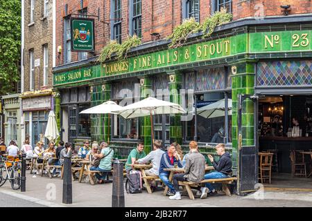 Leute, die einen Drink außerhalb des Exmouth Arms auf dem Exmouth Market, einer halbFußgängerstraße in Clerkenwell, London EC1, genießen Stockfoto