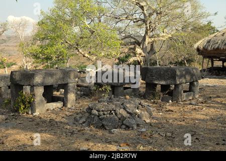 Megalithgräber im traditionellen Dorf Prailiang, das auf einem felsigen Hügel in Mondu, Kanatang, East Sumba, East Nusa Tenggara, Indonesien gebaut wird. Stockfoto