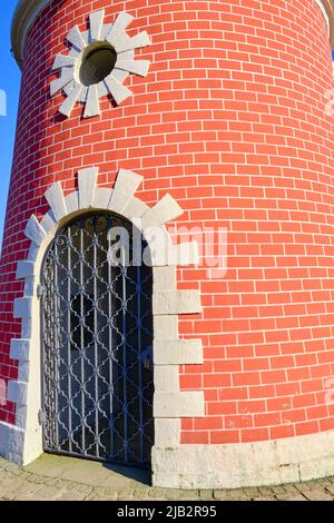 Moritzburg bei Dresden, Sachsen, Deutschland, 1. März 2022: Der Moritzburger Leuchtturm am Moritzburger Großen Teich wurde im 18.. Jahrhundert errichtet. Stockfoto