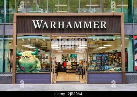 London, Großbritannien - 3. Mai 2022: Der Warhammer-Laden an der Tottenham Court Road in London Stockfoto