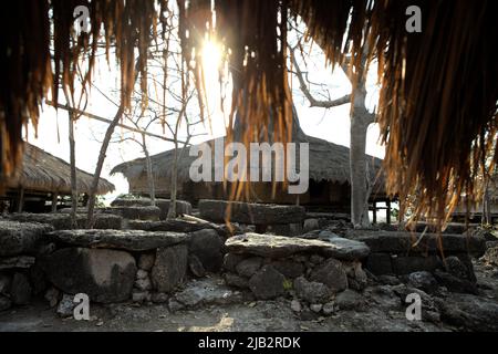 Megalithgräber im traditionellen Dorf Prailiang, das auf einem felsigen Hügel in Mondu, Kanatang, East Sumba, East Nusa Tenggara, Indonesien gebaut wird. Stockfoto