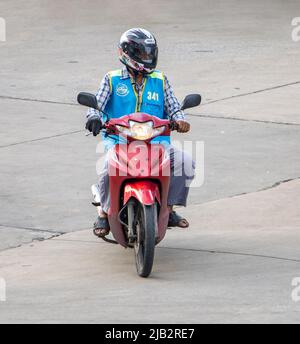 SAMUT PRAKAN, THAILAND, MAI 06 2022, der Mototaxi-Fahrer in einer blauen Weste fährt auf der Straße Stockfoto