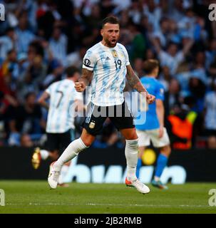 LONDON, ENGLAND - 01. JUNI: Nicolas Otamendi aus Argentinien feiert das Tor von Angel Di Maria aus Argentinien während des Finalissima CONMEBOL - UEFA Cup of Champio Stockfoto