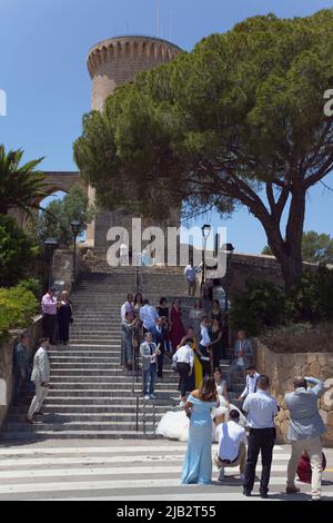 Spanien, Balearen, Mallorca, Palma de Mallorca, Schloss Bellver mit Hochzeitsfeier fotografieren auf der Treppe. Stockfoto