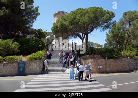Spanien, Balearen, Mallorca, Palma de Mallorca, Schloss Bellver mit Hochzeitsfeier fotografieren auf der Treppe. Stockfoto