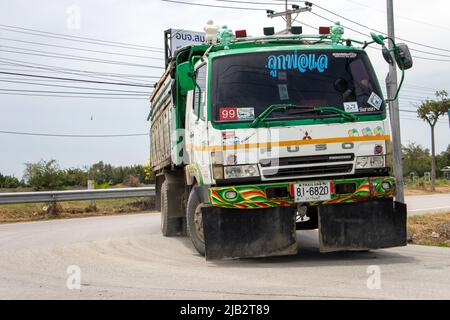 SAMUT PRAKAN, THAILAND, MÄRZ 23 2022, Ein LKW fährt auf der Landstraße Stockfoto