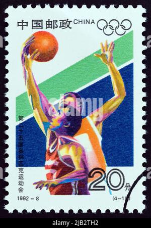 CHINA - UM 1992: Eine in China gedruckte Marke aus der Ausgabe 'Olympische Spiele, Barcelona' zeigt Basketball, um 1992. Stockfoto