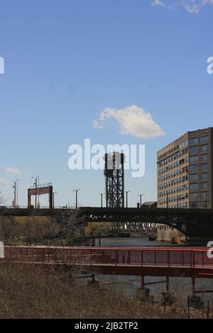 Eine sehr hohe Stahltrasskonstruktion, die im Industrieviertel steht. Stockfoto