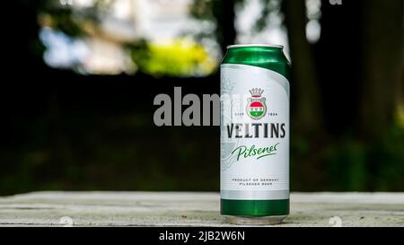 NORWALK, CT, USA - 29. MAI 2022: Veltins Pilsenes Pilsner Bier aus Deutschland draußen auf dem Tisch Stockfoto