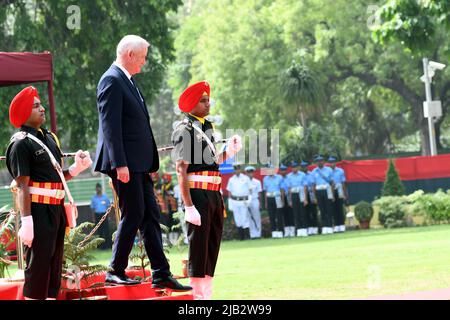 Der israelische Verteidigungsminister Benny Gantz inspiziert am Donnerstag, dem 2. Juni 2022, den Ehrengästen des Dreierdienstes während einer offiziellen Begrüßungszeremonie in Vigyan Bhaavan in Neu-Delhi, Indien. (Foto von Ravi Batra/Sipa USA) Stockfoto