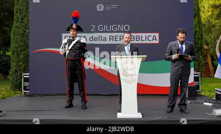 Izmir, Türkei. 1.. Juni 2022. Der Tag der Italienischen Republik ist die jährliche Veranstaltung 76., die nach zwei Jahren Pause aufgrund der Pandemie stattfinden wird, und wurde mit einem Empfang gefeiert, der vom italienischen Konsulat in Izmir organisiert wurde. Eine große Anzahl türkischer, italienischer und ausländischer Diplomaten, Geschäftsleute und die Gesellschaft haben an dem Empfang in einem Hotel teilgenommen, das vom italienischen Konsul von Izmir Valerio Giorgio ausgerichtet wurde. Valerio Giorgio, Konsul von Italien in Izmir, machte in seiner Rede auf die starke wirtschaftliche und kulturelle Interaktion zwischen den beiden Ländern aufmerksam. Kredit: İdil Toffolo/Alamy Live Nachrichten Stockfoto