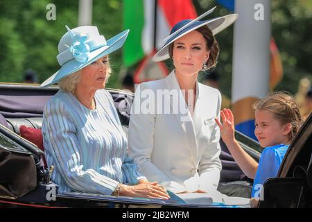 London, Großbritannien, 02.. Juni 2022. Camilla, die Herzogin von Cornwall, Catherine, die Herzogin von Cambridge und Catherine und William's Kinder Charlotte, Louis und George, die älteste. Über 1.400 Paradierende Soldaten, 200 Pferde und 400 Musiker aus 10 Bands feiern in der traditionellen Parade den offiziellen Geburtstag der Queen am Wochenende, an dem auch in diesem Jahr ihr Platin-Jubiläum stattfindet. Die Parade führt die Mall entlang zur Horse Guard's Parade, begleitet von Mitgliedern der königlichen Familie zu Pferd und in der Kutsche und endet mit dem traditionellen RAF-Vorbeiflug, der von der königlichen Familie vom Buckingham Palace aus beobachtet wird Stockfoto