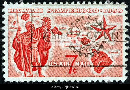 USA - UM 1959: Eine in den USA gedruckte Briefmarke, die für die Hawaii-Staatlichkeit ausgegeben wurde, zeigt Alii Warrior, Map of Hawaii und Star of Statehood, um 1959. Stockfoto