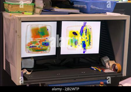 Scan-Maschine für Gepäck-Kontrolle überwacht. Kontrolle des Gepäcks am Flughafen. Überprüfen Sie den Rucksack auf dem Computerbildschirm. Stockfoto