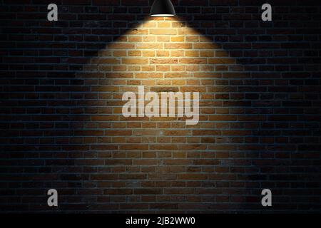 Dunkle Ziegelwand, beleuchtet von einer Lampe Stockfoto