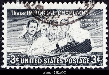 USA - UM 1948: Eine in den USA gedruckte Briefmarke zeigt die vier Kapläne und Liner Dorchester, um 1948. Stockfoto