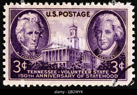 USA - UM 1946: Eine in den USA gedruckte Briefmarke zeigt Andrew Jackson, John Sevier und Tennessee State Capitol, um 1946. Stockfoto