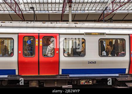 Personen an Bord eines Circle Line-Zuges am Bahnhof Farringdon, London EC1 Stockfoto