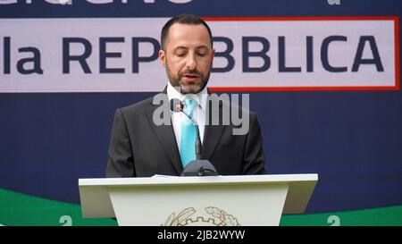 Izmir, Türkei. 1.. Juni 2022. Der Tag der Italienischen Republik ist die jährliche Veranstaltung 76., die nach zwei Jahren Pause aufgrund der Pandemie stattfinden wird, und wurde mit einem Empfang gefeiert, der vom italienischen Konsulat in Izmir organisiert wurde. Eine große Anzahl türkischer, italienischer und ausländischer Diplomaten, Geschäftsleute und die Gesellschaft haben an dem Empfang in einem Hotel teilgenommen, das vom italienischen Konsul von Izmir Valerio Giorgio ausgerichtet wurde. Valerio Giorgio, Konsul von Italien in Izmir, machte in seiner Rede auf die starke wirtschaftliche und kulturelle Interaktion zwischen den beiden Ländern aufmerksam. Kredit: İdil Toffolo/Alamy Live Nachrichten Stockfoto