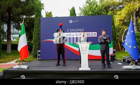 Izmir, Türkei. 1.. Juni 2022. Der Tag der Italienischen Republik ist die jährliche Veranstaltung 76., die nach zwei Jahren Pause aufgrund der Pandemie stattfinden wird, und wurde mit einem Empfang gefeiert, der vom italienischen Konsulat in Izmir organisiert wurde. Eine große Anzahl türkischer, italienischer und ausländischer Diplomaten, Geschäftsleute und die Gesellschaft haben an dem Empfang in einem Hotel teilgenommen, das vom italienischen Konsul von Izmir Valerio Giorgio ausgerichtet wurde. Valerio Giorgio, Konsul von Italien in Izmir, machte in seiner Rede auf die starke wirtschaftliche und kulturelle Interaktion zwischen den beiden Ländern aufmerksam. Kredit: İdil Toffolo/Alamy Live Nachrichten Stockfoto