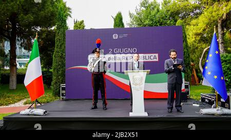 Izmir, Türkei. 1.. Juni 2022. Der Tag der Italienischen Republik ist die jährliche Veranstaltung 76., die nach zwei Jahren Pause aufgrund der Pandemie stattfinden wird, und wurde mit einem Empfang gefeiert, der vom italienischen Konsulat in Izmir organisiert wurde. Eine große Anzahl türkischer, italienischer und ausländischer Diplomaten, Geschäftsleute und die Gesellschaft haben an dem Empfang in einem Hotel teilgenommen, das vom italienischen Konsul von Izmir Valerio Giorgio ausgerichtet wurde. Valerio Giorgio, Konsul von Italien in Izmir, machte in seiner Rede auf die starke wirtschaftliche und kulturelle Interaktion zwischen den beiden Ländern aufmerksam. Kredit: İdil Toffolo/Alamy Live Nachrichten Stockfoto