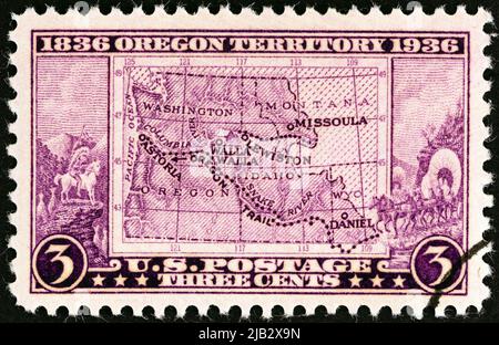 USA - UM 1936: Eine in den USA gedruckte Briefmarke, die anlässlich des 100. Jahrestages von Oregon herausgegeben wurde, zeigt die Karte des alten Oregon Territoriums, um 1936. Stockfoto